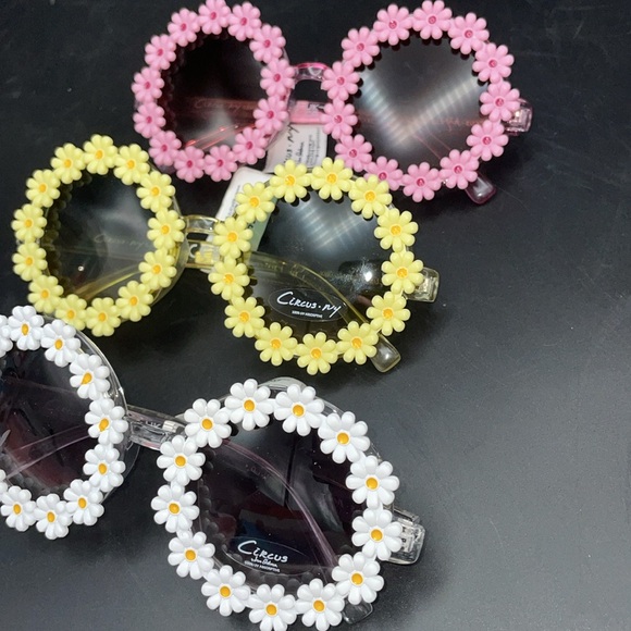 WHITE ONLY 24HR DROP ⬇️ Daisy Rimmed Sunglasses - Picture 5 of 5